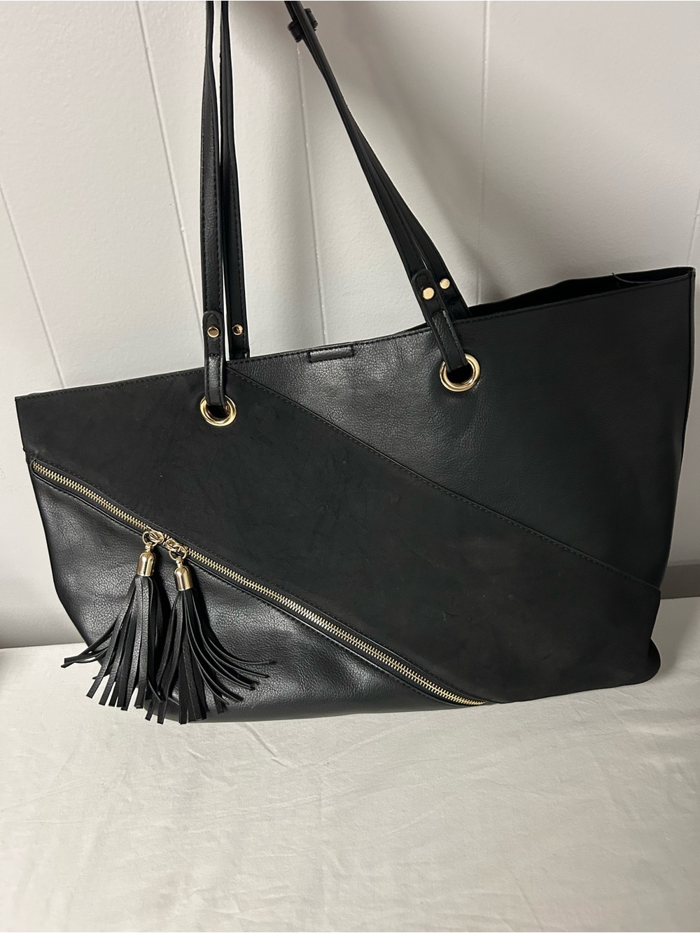 Black Women’s Tassel Zip Tote Bag